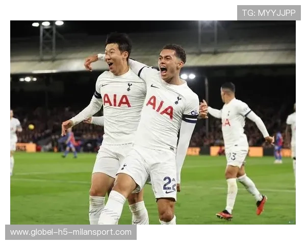 孙兴慜身体对抗中保持平衡完成传球，热刺外线极具破坏力——揭秘英超前线的战术魅力