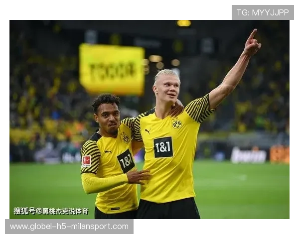 哈兰德禁区内抗住两名防守队员接球转身抽射，皮球应声入网